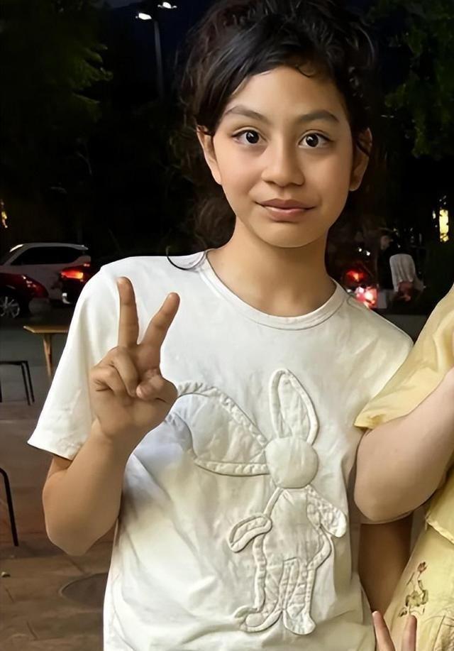 半张脸都是眼睛 好像漫画里的人啊