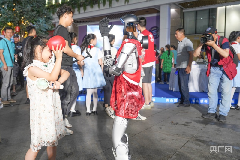 武汉市青山区：“科技+非遗”融合创新 沉浸式禁毒宣传现场“圈粉”(图3)