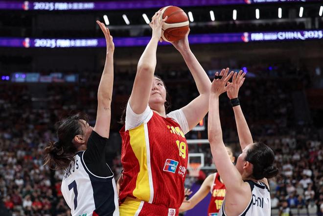 226cm张子宇8投8中暴打韩国！妈妈场边激动录像这基因太强了！