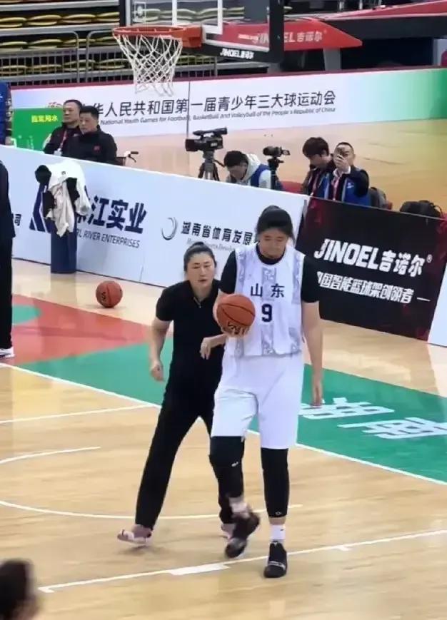 226cm张子宇8投8中暴打韩国！妈妈场边激动录像这基因太强了！(图4)