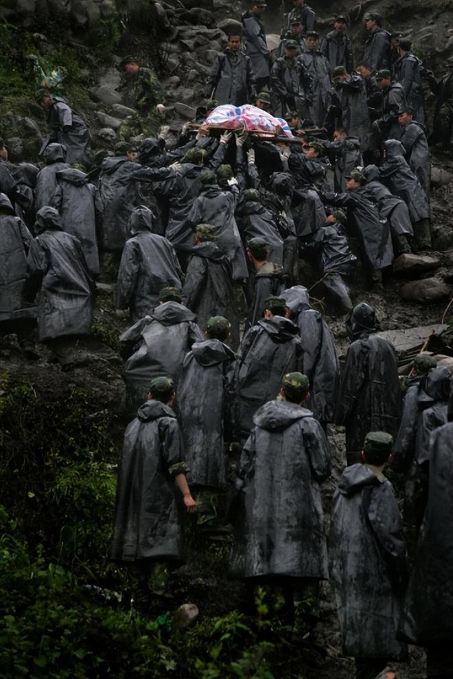 非常意外2009年开会时所用的茶杯是一个吃完的罐头瓶子(图16)