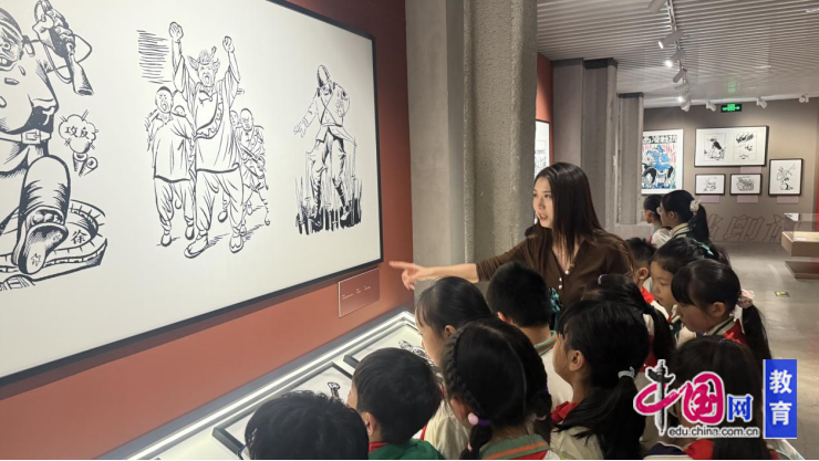 走出教室学历史！成都和平街小学在报业馆里解锁“老报纸+新画作”课堂(图1)