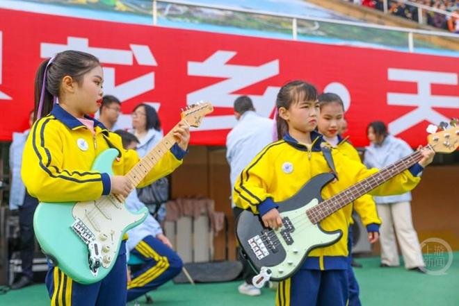 “萤河计划”乐队闪耀“渝超”赛场每个孩子都是最亮的星！(图2)